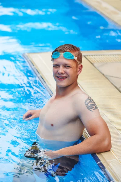 Bonito Sorridente Jovem Piscina Exterior Sorrindo Para Câmera — Fotografia de Stock