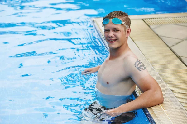 Yüzme Havuzunda Ferahlatıcı Mutlu Yakışıklı Genç Adam Portresi — Stok fotoğraf