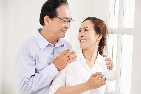 Feliz Homem Vietnamita Sênior Apaixonado Olhando Para Sua Esposa Sorridente — Fotografia de Stock