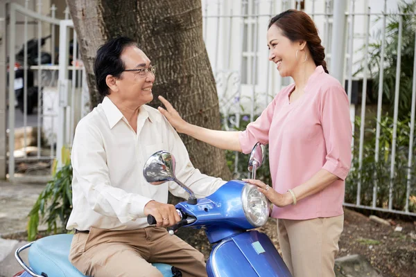 Sorrindo Mulher Vietnamita Sênior Falando Com Seu Marido Scooter — Fotografia de Stock
