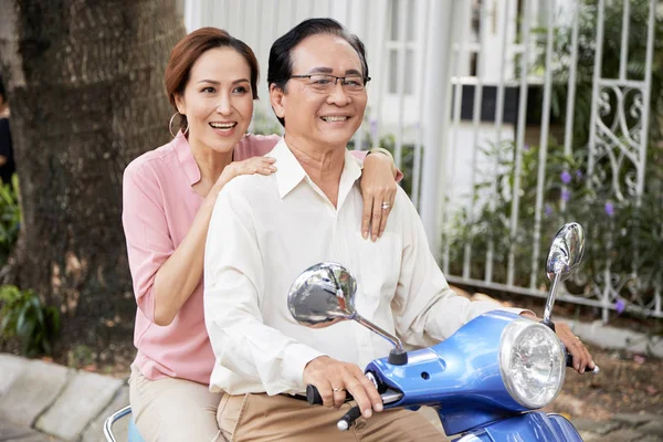 Sorrindo Homem Sênior Sua Bela Esposa Montando Scooter — Fotografia de Stock