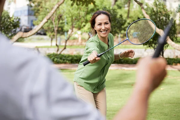 Pretty Mature Asian Woman Playing Badminton Summer Day — Stock Photo, Image