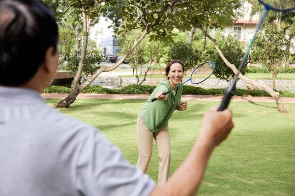 Glückliche Aktive Vietnamesin Spielt Badminton Mit Ihrem Mann — Stockfoto