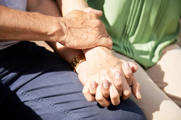 Крупный План Пожилого Мужчины Трогающего Руку Своей Супруги Поддержать — стоковое фото