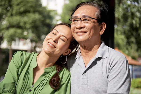 Gelukkig Senior Aziatische Paar Genieten Van Zonnige Dag Buitenshuis — Stockfoto