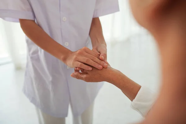 Nahaufnahme Eines Arztes Der Die Hand Einer Betagten Patientin Berührt — Stockfoto