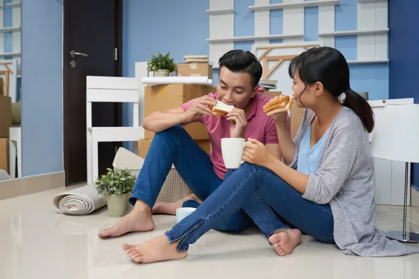 Paar Eten Broodjes Drinken Van Thee Het Verhuizen Appartement Kochten — Stockfoto