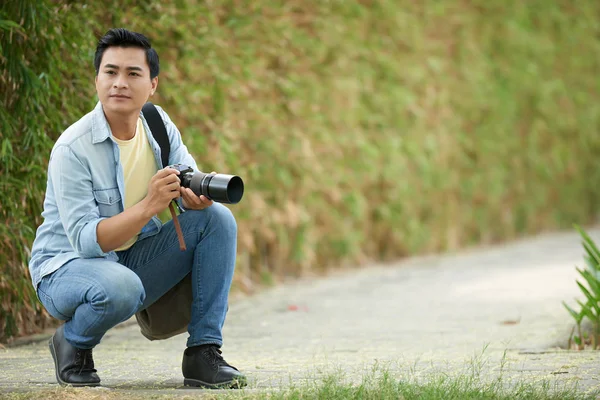 Hezká Mladá Vietnamská Žena Profesionálním Fotoaparátem Který Pracuje Venku — Stock fotografie