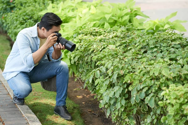 Photographe Prenant Des Photos Marco Appareil Photo Avec Objectif Spécial — Photo