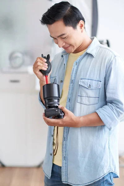 Photographe Vietnamien Souriant Utilisant Des Outils Spéciaux Pour Nettoyage Des — Photo