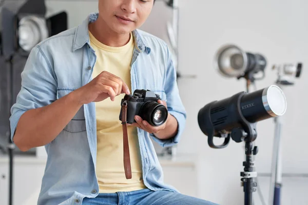 Oříznutý Obraz Profesionálního Fotografa Kontroluje Jeho Fotoaparát Před Natáčet Studiu — Stock fotografie