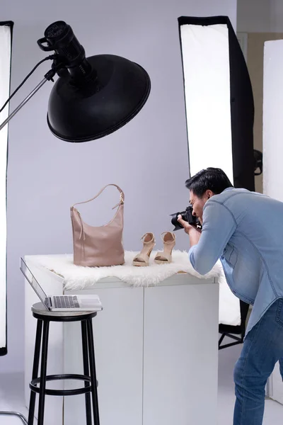 Professioneller Fotograf Der Absätze Und Handtasche Für Modeboutique Fotografiert — Stockfoto
