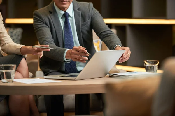 Cropped Image Business Executives Discussing Data Laptop Screen — Stock Photo, Image