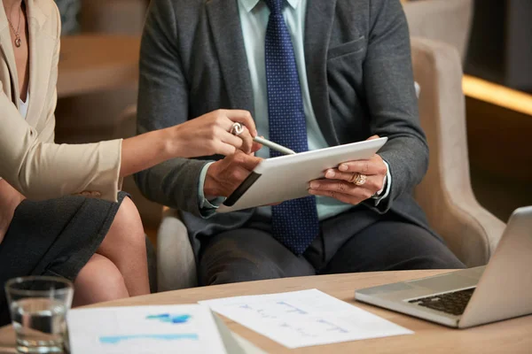 Imagen Recortada Ejecutivos Negocios Leyendo Datos Pantalla Tableta — Foto de Stock