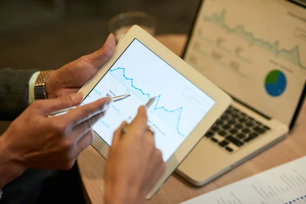 Digitale Tablet Met Grafiek Handen Van Financiële Analisten — Stockfoto