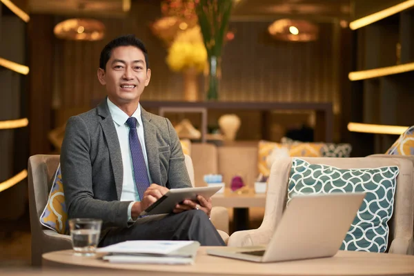 Portret Van Lachende Vietnamese Business Executive Werken Tablet Computer Restaurant — Stockfoto