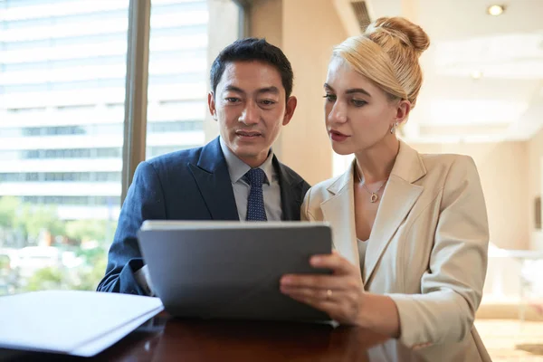 Multiethnische Geschäftsleute Lesen Informationen Auf Tablet Computern — Stockfoto