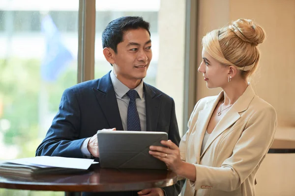 Zakenman Zakenvrouw Met Digitale Tablet Bespreking Van Werk — Stockfoto