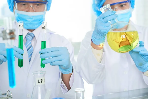 Team Van Vietnamese Wetenschappers Die Onderzoek Uitvoeren Het Laboratorium — Stockfoto