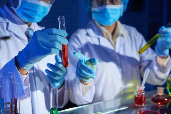 Wissenschaftler Arbeiten Labor Und Diskutieren Reagenzgläser Mit Bunten Flüssigkeiten — Stockfoto