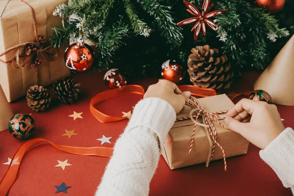 Çam Kozalağı Parlayan Kağıt Yıldız Noel Topları Hediye Kutusu Üzerinde — Stok fotoğraf