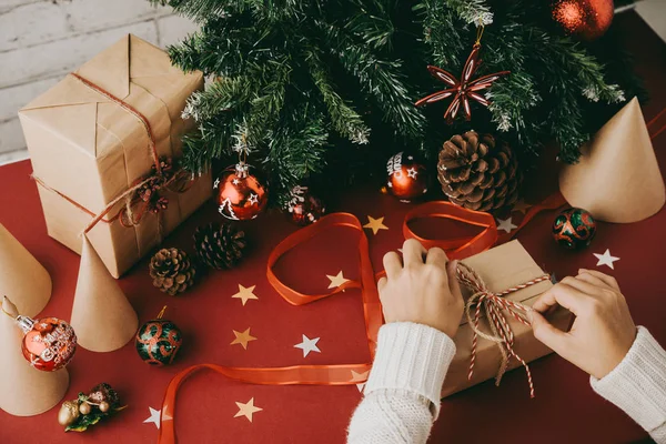 Primer Plano Mujer Irreconocible Suéter Caliente Atando Lazo Caja Regalo —  Fotos de Stock