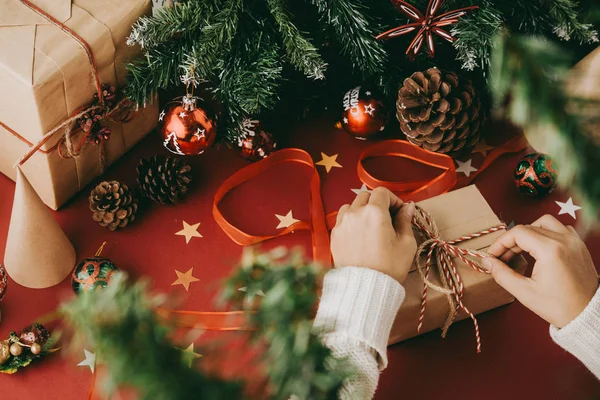 Close Van Onherkenbaar Vrouw Trui Verpakking Kerstcadeaus Aan Tafel Vol — Stockfoto