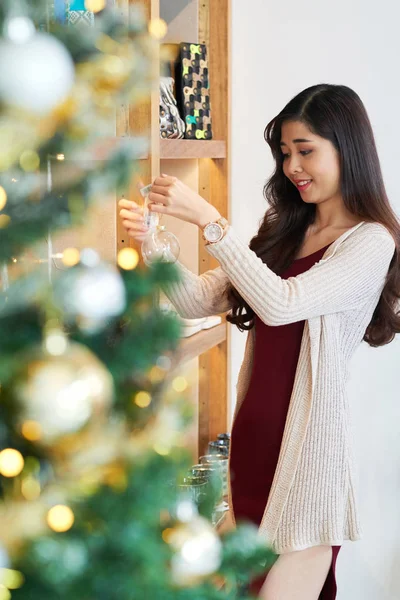 Charmante Asiatische Brünette Hält Dekorative Glaskugeln Hause Mit Glühendem Weihnachtsbaum — Stockfoto