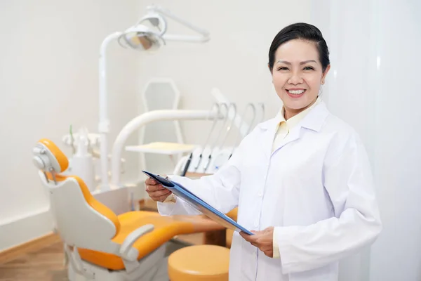 Médecin Sénior Joyeux Travaillant Dans Une Clinique Dentaire — Photo