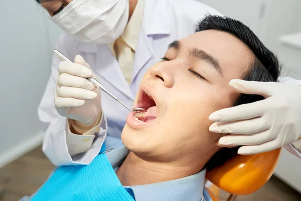 Jovem Asiático Frequentando Clínica Odontológica Para Check Anual — Fotografia de Stock