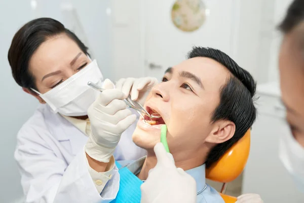 Professionele Orthodontist Die Tanden Van Mannelijke Patiënt Controleert — Stockfoto