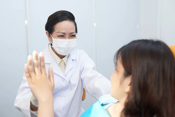 Doctor Patient Giving Each Other High Five Dental Treatment — Stock Photo, Image