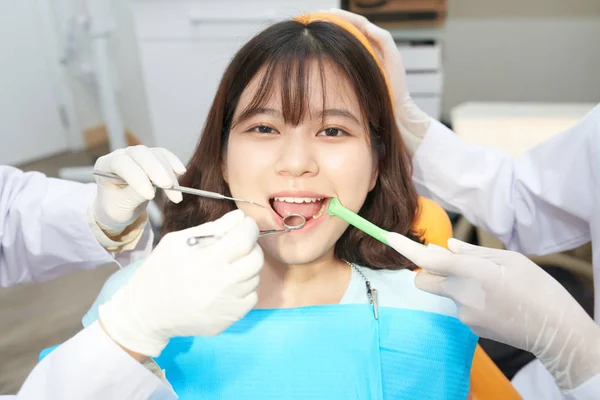 Tiener Vietnamees Meisje Met Haar Tanden Onderzocht Dental Clinic — Stockfoto