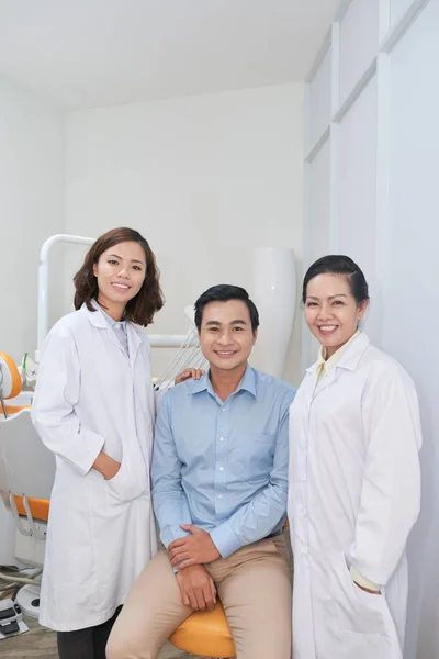 幸せな若いアジアの男性と彼の歯科医は カメラで微笑んで — ストック写真