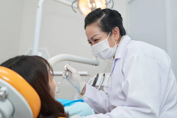 Uśmiechnięty Dojrzały Asian Dentysta Badanie Zęby Nastoletnie Dziewczyna — Zdjęcie stockowe