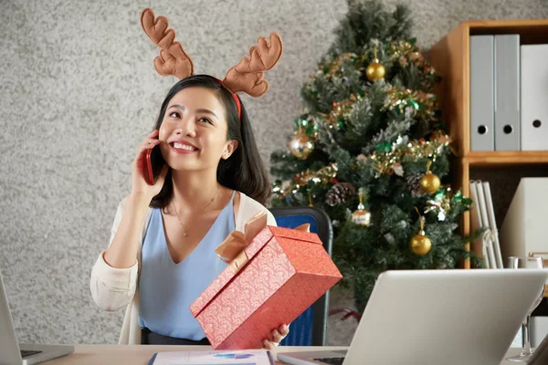 Geschäftsfrau Ruft Und Bedankt Sich Für Weihnachtsgeschenk — Stockfoto