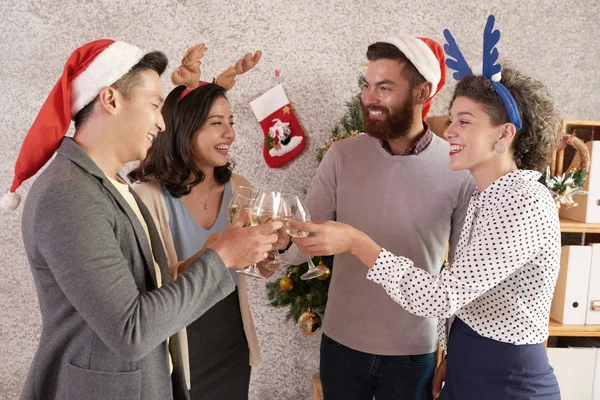 Alegre Gente Negocios Multiétnicos Tintineo Con Copas Champán Fiesta Navidad —  Fotos de Stock