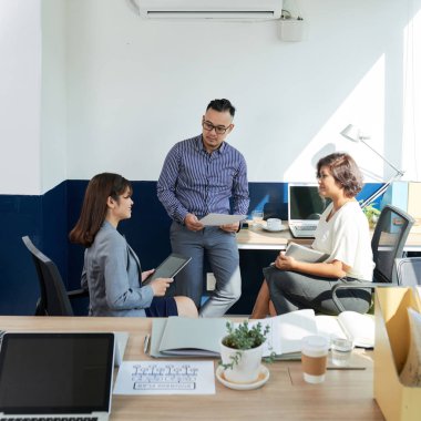 İş toplantısında kalkınma stratejisini tartışan finansal yönetici grubu 