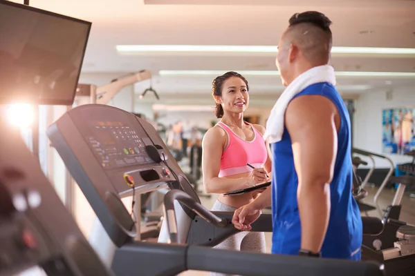 Pretty Fitness Trainer Taking Notes Talking Client Gym — Stock Photo, Image