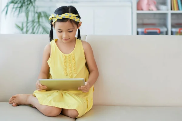 Niña Vietnamita Vestido Amarillo Brillante Jugando Juego Computadora Tableta —  Fotos de Stock