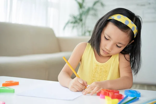 Kis Lány Élvezi Rajzot Ceruzával Asztalnál — Stock Fotó
