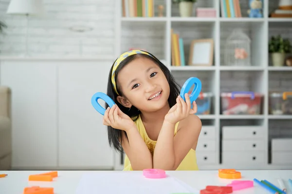 Porträt Von Fröhlichen Kleinen Asiatischen Mädchen Lernfiguren — Stockfoto