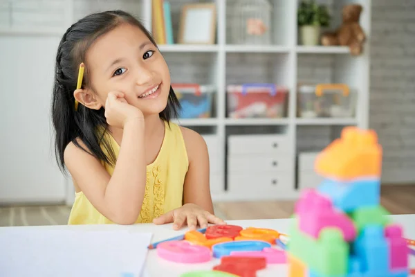 Charmig Vietnamesisk Liten Flicka Leende Kamera — Stockfoto