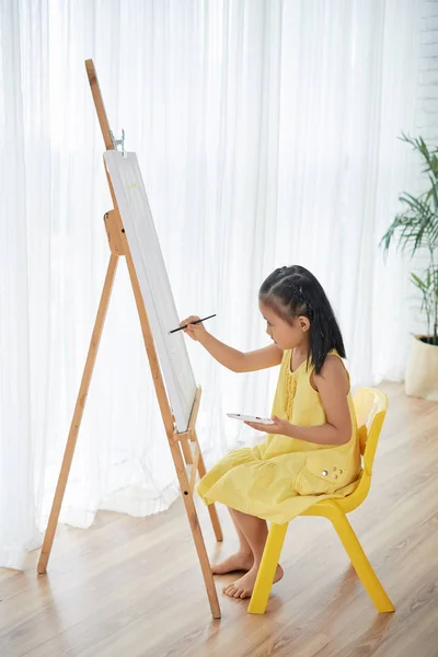 Маленькая Вьетнамская Девочка Рисует Мольберте Своей Комнате — стоковое фото