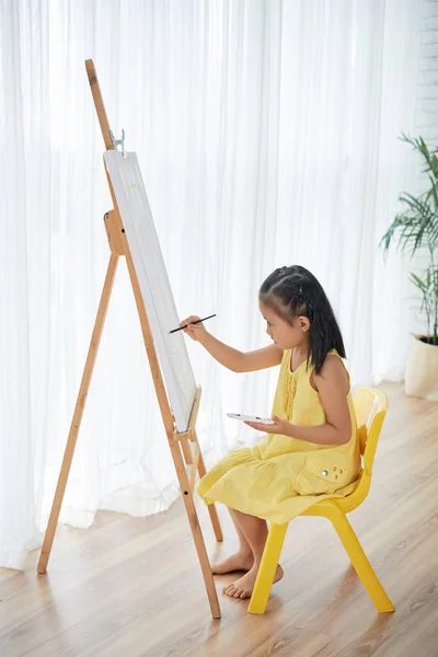 Weinig Vietnamees Meisje Schilderij Ezel Haar Kamer — Stockfoto