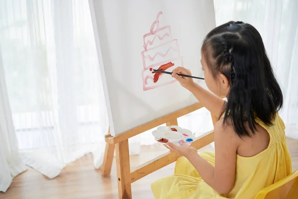 才华横溢的小女孩在白色画布上画生日蛋糕 — 图库照片