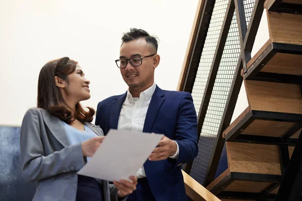 Sonrientes Colegas Vietnamitas Hablando Información Documento Negocios — Foto de Stock