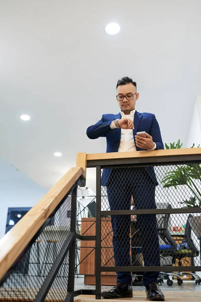 Úspěšný Vietnamský Podnikatel Kontroluje Čas Hodince — Stock fotografie