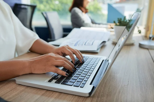 Mãos Mulher Negócios Digitando Teclado Laptop Sua Mesa Escritório — Fotografia de Stock