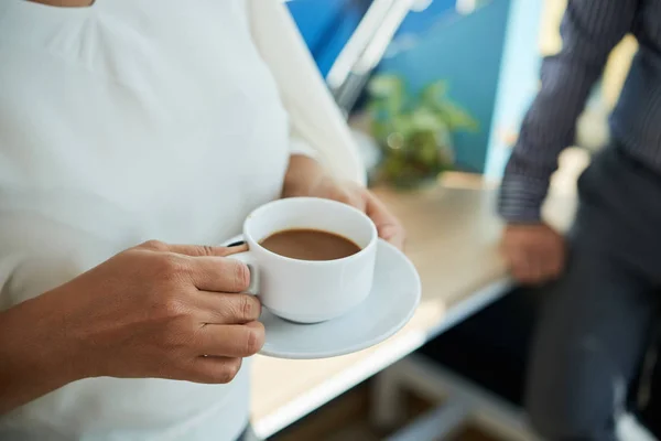 Kopp Kaffe Med Mjölk Händerna Affärskvinna — Stockfoto